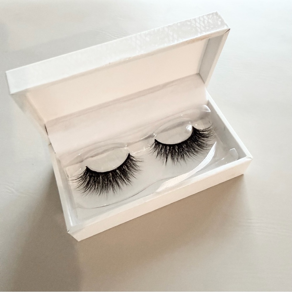 Lilly Lashes The Wedding Lash, 3D Faux Mink Lashes, New In Box - Picture 2 of 7